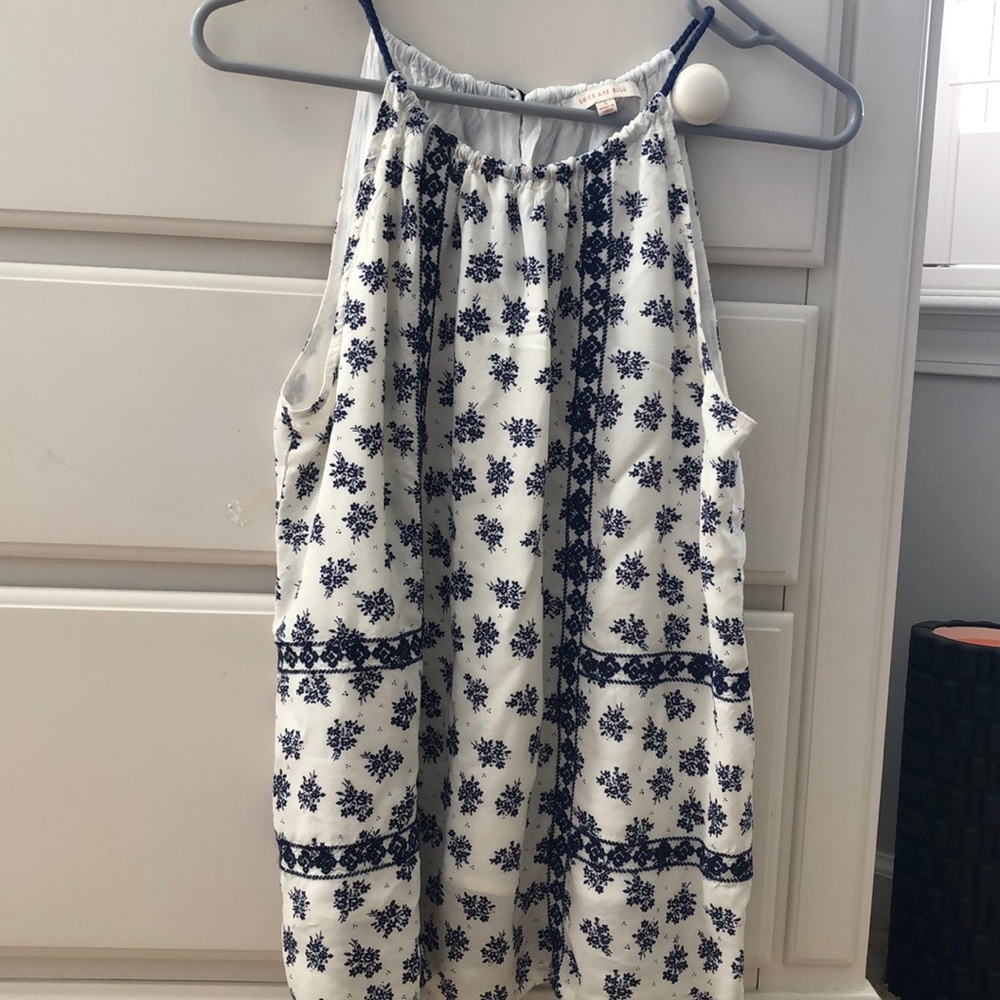 Women’s top size small skies are blue